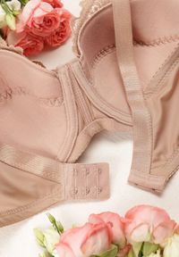 Renee - Ciemnobeżowy Koronkowy Biustonosz z Ramiączkami z Regulacją Allis. Kolekcja: plus size. Kolor: beżowy. Materiał: koronka