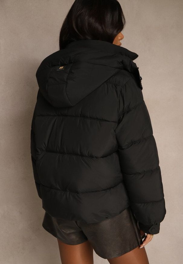 Renee - Czarna Kurtka Puffer z Pikowanymi Przeszyciami i Odpinanym Kapturem Gallerea. Okazja: na spacer, na co dzień. Kolor: czarny. Materiał: zamsz, poliester, jeans, dzianina. Styl: casual, sportowy