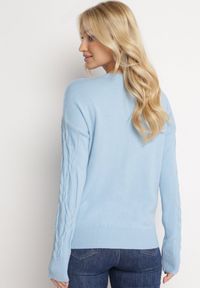 Born2be - Jasnoniebieski Sweter o Warkoczowym Splocie z Okrągłym Dekoltem Selinera. Kolor: niebieski. Materiał: dzianina. Wzór: ze splotem. Styl: klasyczny #3