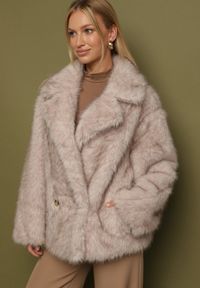 Born2be - Beżowa Dwurzędowa Kurtka Futerko o Fasonie Oversize Asinella. Okazja: na randkę, na co dzień, na spacer. Kolor: beżowy. Materiał: futro. Styl: casual