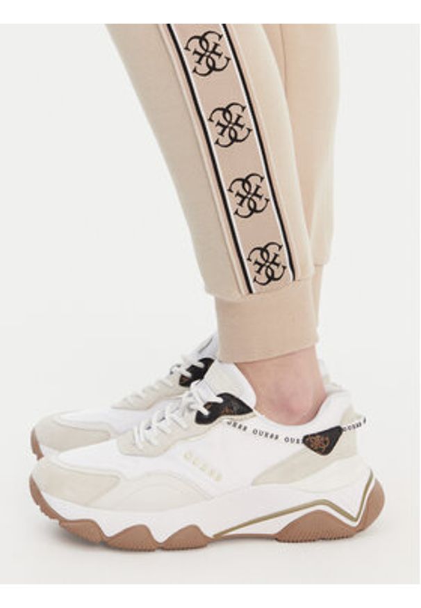 Guess Spodnie dresowe V2YB15 KB3P2 Beżowy Regular Fit. Kolor: beżowy. Materiał: syntetyk