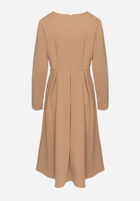 Born2be - Beżowa Rozkloszowana Sukienka Wieczorowa ze Szpiczastym Dekoltem Temithiel. Okazja: na co dzień. Kolor: beżowy. Materiał: jeans. Wzór: aplikacja. Typ sukienki: proste. Styl: wizytowy #3