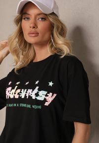 Renee - Czarny T-shirt Oversize Ozdobiony Napisem i Kolorowymi Gwiazdami Ilamora. Okazja: na co dzień. Kolor: czarny. Materiał: jeans. Wzór: napisy, aplikacja, kolorowy. Styl: wizytowy, elegancki, casual #4
