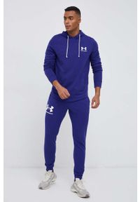 Under Armour bluza męska kolor fioletowy z kapturem z nadrukiem. Okazja: na co dzień. Typ kołnierza: kaptur. Kolor: fioletowy. Wzór: nadruk. Styl: casual #6