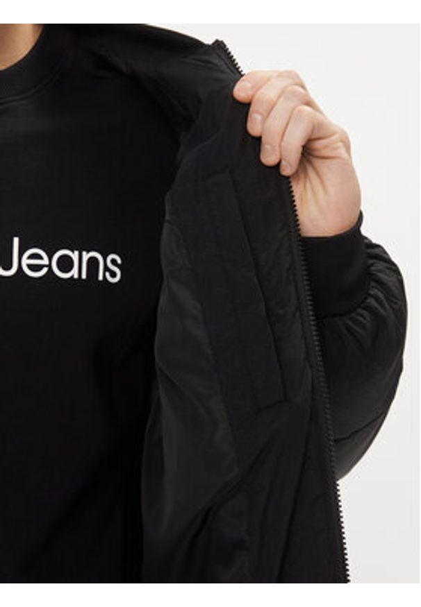 Calvin Klein Jeans Kurtka przejściowa J30J324072 Czarny Regular Fit. Kolor: czarny. Materiał: syntetyk