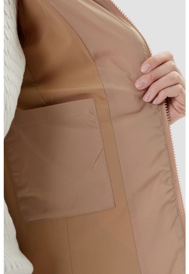Guess - GUESS Brązowa długa damska kurtka New Aleta, Rozmiar S. Kolor: beżowy. Długość: długie