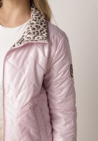Born2be - Różowa Dwustronna Kurtka Pikowana Ozdobiona Naszywką i Panterką Nemopis. Okazja: na co dzień. Kolor: różowy. Materiał: jeans. Wzór: motyw zwierzęcy, aplikacja. Styl: casual #2