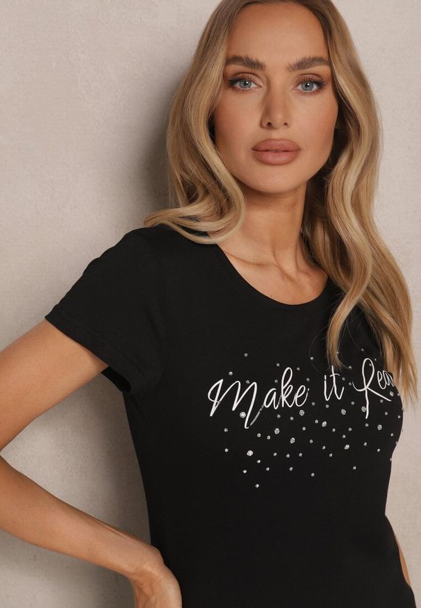 Renee - Czarny T-shirt z Bawełny Ozdobiony Napisem i Cyrkoniami Zreadia. Okazja: na co dzień. Kolor: czarny. Materiał: bawełna. Wzór: aplikacja, napisy. Styl: klasyczny, casual