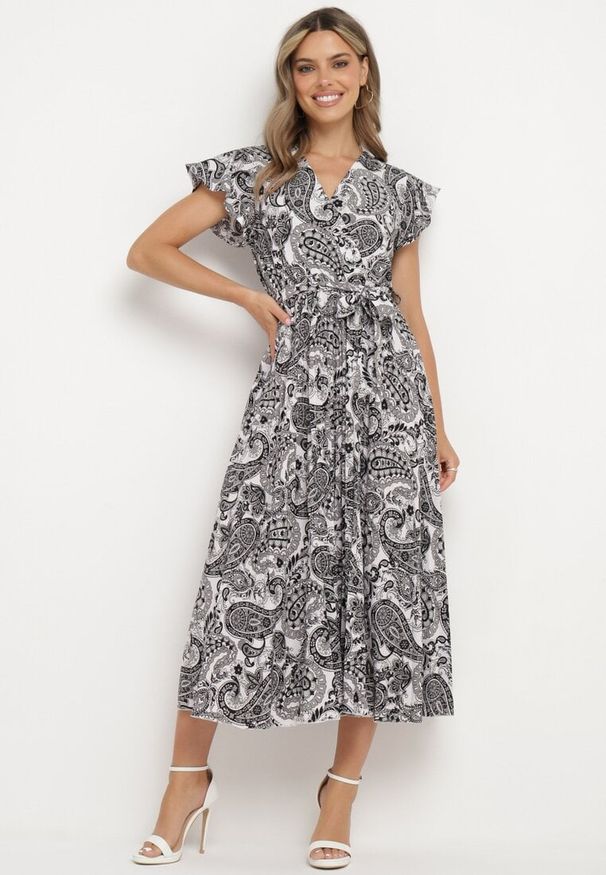 Born2be - Czarno-Biała Sukienka z Kopertowym Dekoltem z Gumką w Talii i Materiałowym Paskiem Xelovia. Okazja: na co dzień. Kolor: czarny. Materiał: materiał. Typ sukienki: kopertowe. Styl: casual, elegancki