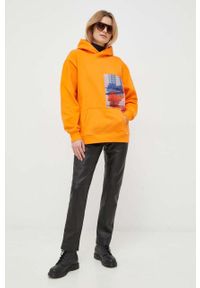 Calvin Klein Jeans bluza damska kolor pomarańczowy z kapturem z nadrukiem. Typ kołnierza: kaptur. Kolor: pomarańczowy. Materiał: bawełna. Wzór: nadruk #4