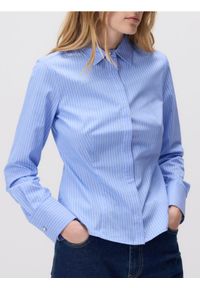 Reserved - Koszula slim fit w paski - jasnoniebieski. Kolor: niebieski. Materiał: tkanina, bawełna. Wzór: paski