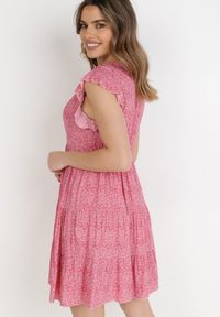 Born2be - Różowa Sukienka Diomanassa. Typ kołnierza: dekolt w serek. Kolor: różowy. Materiał: tkanina. Wzór: kwiaty, nadruk. Sezon: wiosna, lato. Długość: mini #2