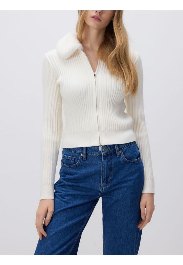 Reserved - Sweter z futrzanym kołnierzem - kremowy. Kolor: kremowy. Materiał: futro