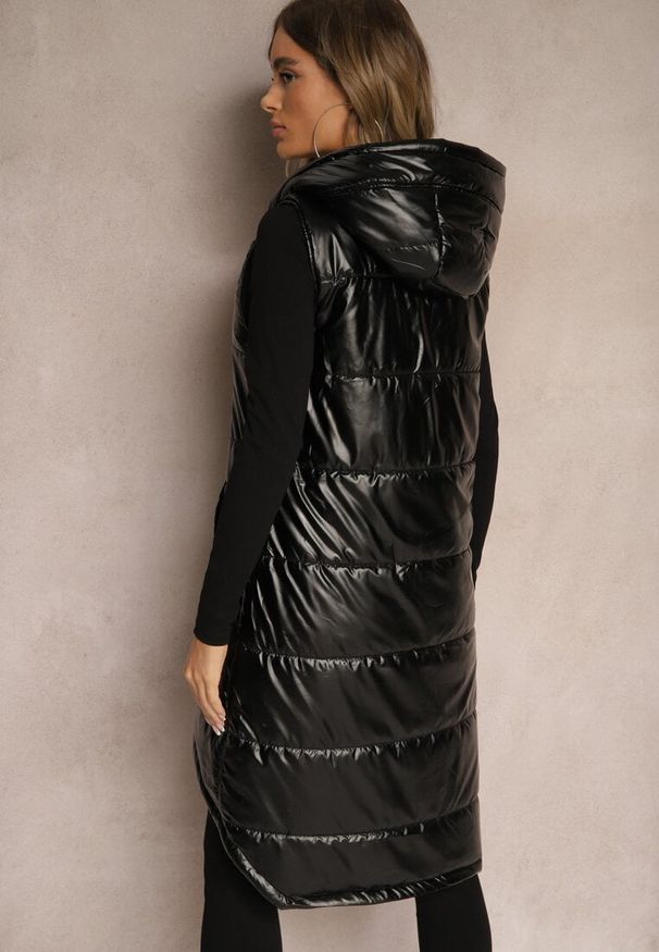 Renee - Czarna Kamizelka o Długim Kroju Wykończona Imitacją Kieszeni i Kapturem Mavaline. Okazja: na co dzień, na spacer. Kolor: czarny. Materiał: bawełna, jeans. Długość: długie. Styl: casual