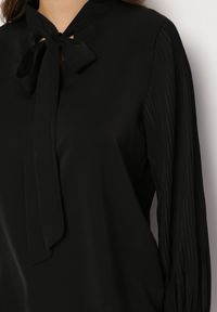 Born2be - Czarna Bluzka z Trójkątnym Dekoltem i Wiązaniem wokół Szyi Flovena. Okazja: na co dzień. Kolor: czarny. Styl: elegancki, casual #5