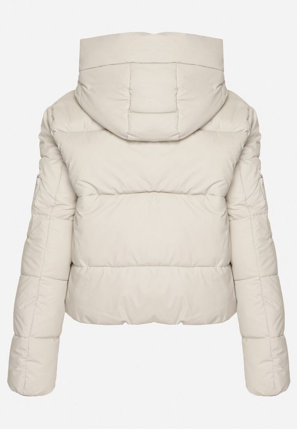 Born2be - Biała Pikowana Kurtka Puffer z Kapturem i Ozdobnymi Taśmami Relania. Okazja: na co dzień, na spacer. Typ kołnierza: kaptur. Kolor: biały. Materiał: dzianina, poliester, skóra. Styl: casual
