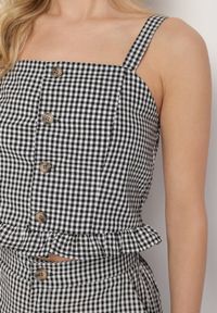 Born2be - Czarna Bluzka Top ze Wzorem Kraty Ozdobiony Falbanką i Guzikami Folorae. Okazja: na co dzień. Kolor: czarny. Materiał: jeans. Długość rękawa: na ramiączkach. Długość: krótkie. Wzór: aplikacja. Styl: elegancki, casual #5