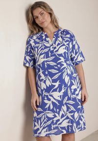 Born2be - Niebieska Pudełkowa Sukienka z Wiskozy w Roślinny Wzór z Guzikami przy Dekolcie Acosia. Okazja: na co dzień. Kolekcja: plus size. Kolor: niebieski. Materiał: wiskoza. Typ sukienki: proste, dla puszystych. Styl: elegancki, klasyczny, casual #1