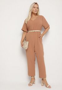 Born2be - Brązowy Kombinezon Panomeda. Kolekcja: plus size. Kolor: brązowy. Materiał: tkanina. Długość rękawa: krótki rękaw. Długość: krótkie. Wzór: gładki, jednolity, kolorowy. Styl: klasyczny #7