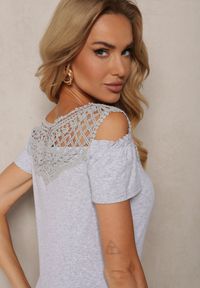 Renee - Szara Bluzka z Krótkim Rękawem z Bawełny Zdobiona Haftem i Wycięciami na Ramionach Testarla. Okazja: na co dzień. Kolor: szary. Materiał: bawełna. Długość rękawa: krótki rękaw. Długość: krótkie. Wzór: aplikacja, haft. Sezon: lato. Styl: casual #5