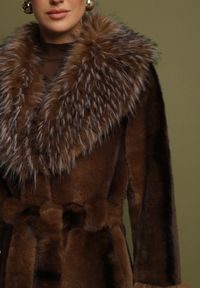 Born2be - Brązowy Futrzany Płaszcz z Paskiem i Ozdobnym Kołnierzem i Rękawami Ceneffa. Okazja: na co dzień. Typ kołnierza: golf. Kolor: brązowy. Materiał: futro. Długość rękawa: długi rękaw. Długość: długie. Styl: klasyczny, casual, elegancki #6