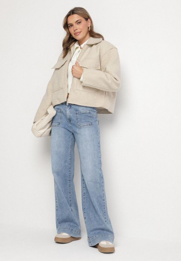 Born2be - Beżowa Pudełkowa Kurtka z Kołnierzykiem i Kieszeniami o Krótkim Fasonie Neliella. Okazja: na co dzień. Kolor: beżowy. Materiał: jeans. Długość: krótkie. Styl: elegancki, casual