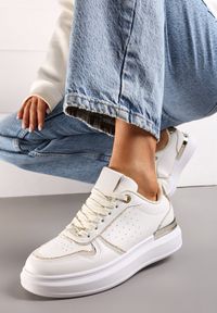 Renee - Beżowo-Białe Sneakersy na Platformie Ozdobione Brokatem i Metaliczną Wstawką Mexia. Kolor: beżowy. Wzór: aplikacja. Obcas: na platformie