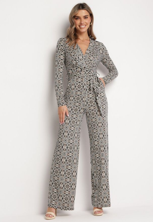 Born2be - Biało-Czarny Wzorzysty Kombinezon z Długim Rękawem i Szerokimi Spodniami z Wiązaniem w Pasie Vilati. Kolor: czarny. Długość rękawa: długi rękaw. Długość: długie. Wzór: geometria. Styl: elegancki