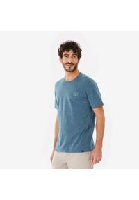 quechua - Koszulka turystyczna męska z krótkim rękawem Quechua NH100. Kolor: wielokolorowy, niebieski, zielony. Materiał: poliester, materiał, tkanina, bawełna, elastan, prążkowany. Długość rękawa: krótki rękaw. Długość: krótkie. Sport: turystyka piesza #1