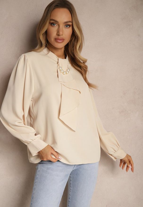 Renee - Beżowa Bluzka z Ozdobnymi Perełkami i Falbaną Mirretis. Okazja: na co dzień, na spotkanie biznesowe. Kolor: beżowy. Materiał: jeans. Wzór: aplikacja. Styl: biznesowy, casual