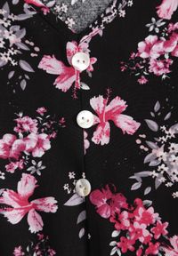 Renee - Czarna Sukienka z Wiskozy Philameia. Okazja: na co dzień. Typ kołnierza: dekolt w kształcie V, kołnierz z falbankami. Kolor: czarny. Wzór: kwiaty, aplikacja. Typ sukienki: proste. Materiał: wiskoza. Długość rękawa: krótki rękaw. Sezon: lato. Styl: boho, casual. Długość: mini #8