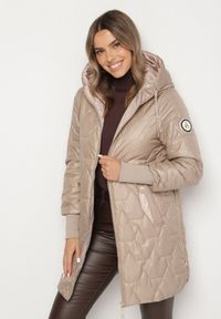 Born2be - Ciemnobeżowa Pikowana Kurtka z Kapturem i Wsuwanymi Kieszeniami Emmivre. Typ kołnierza: kaptur. Kolor: beżowy. Materiał: jeans. Styl: klasyczny, sportowy #3