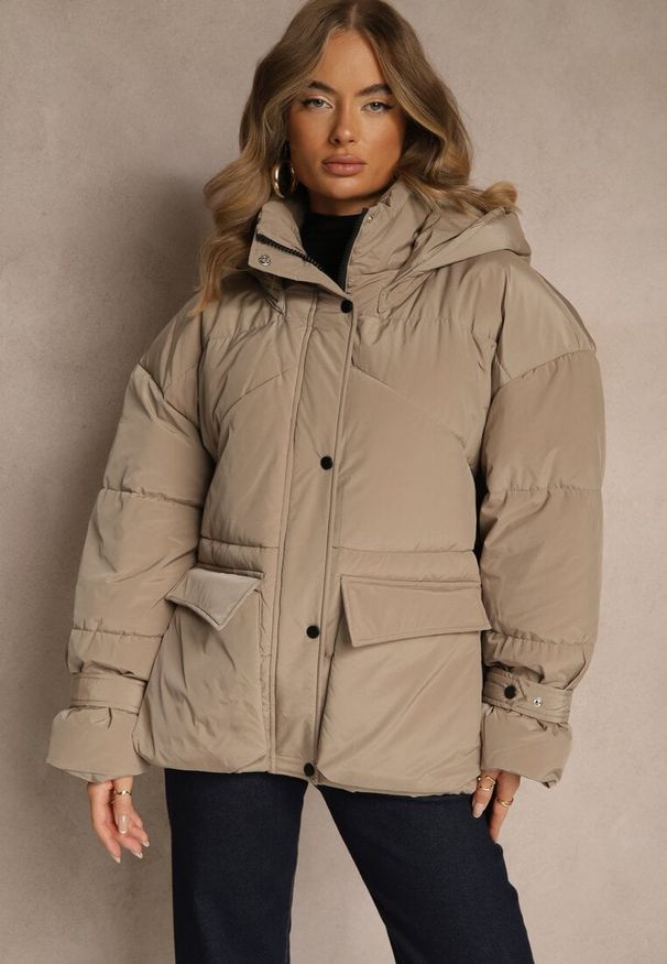 Renee - Beżowa Oversizowa Kurtka z Kapturem i Pikowanymi Przeszyciami Unavella. Okazja: na co dzień. Typ kołnierza: kaptur. Kolor: beżowy. Materiał: jeans. Styl: casual