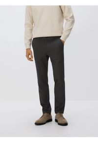 Reserved - Spodnie slim z wiskozą - ciemnobrązowy. Kolor: brązowy. Materiał: wiskoza #1