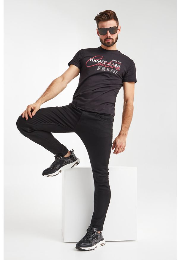 Versace Jeans Couture - T-SHIRT VERSACE JEANS COUTURE. Materiał: bawełna. Długość rękawa: krótki rękaw. Długość: krótkie. Wzór: nadruk, kolorowy