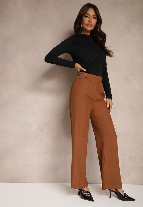 Renee - Brązowe Spodnie High Waist o Szerokim Fasonie z Paskiem i Złotym Metalicznym Detalem Eniarra. Okazja: do pracy. Stan: podwyższony. Kolor: brązowy. Materiał: jedwab. Styl: elegancki