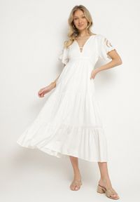 Born2be - Biała Wiskozowa Sukienka z Lnem o Rozkloszowanym Kroju z Wiązaniem na Plecach Finzeri. Okazja: na co dzień. Typ kołnierza: dekolt w serek. Kolor: biały. Materiał: len, wiskoza. Typ sukienki: rozkloszowane. Styl: klasyczny, casual, elegancki