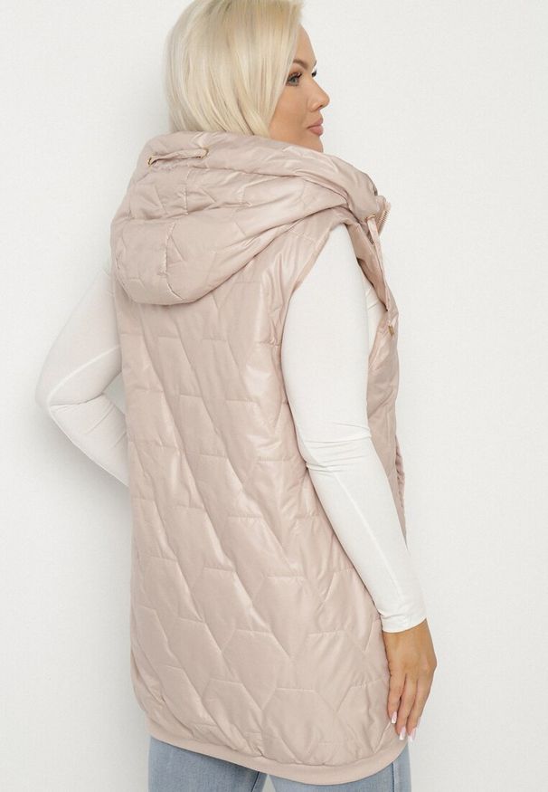 Born2be - Jasnobeżowa Kamizelka Pikowana z Kapturem i Ściągaczami Kolavira. Okazja: na co dzień. Typ kołnierza: kaptur. Kolekcja: plus size. Kolor: beżowy. Materiał: jeans. Styl: klasyczny, casual, elegancki
