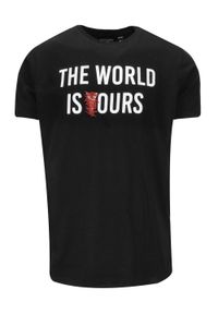 Brave Soul - T-Shirt Czarny z Nadrukiem THE WORLD IS OURS, Okrągły Dekolt -BRAVE SOUL. Okazja: na co dzień. Kolor: czarny. Materiał: bawełna. Wzór: nadruk. Styl: casual #1