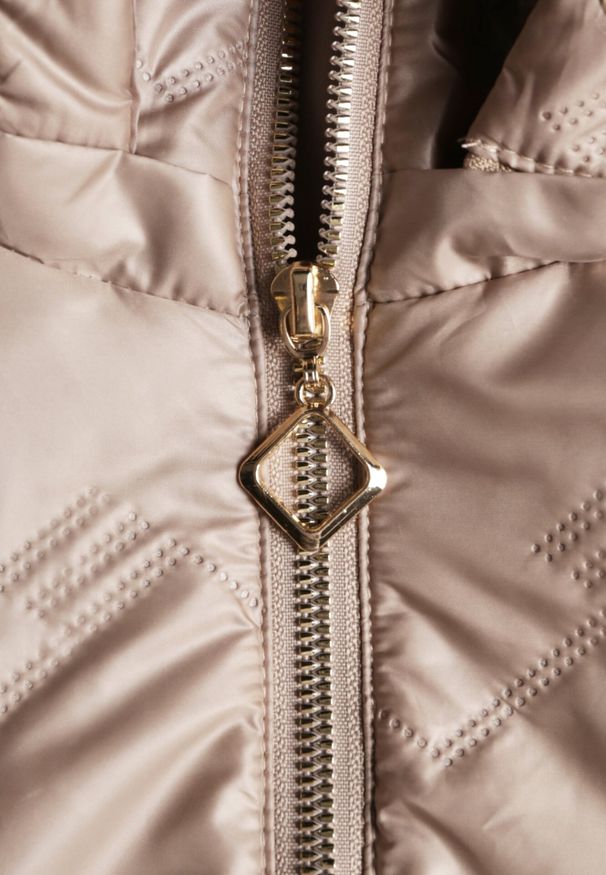 Born2be - Brązowa Pikowana Kurtka Przejściowa o Prostym Kroju z Kapturem Vimoris. Okazja: na spacer, na co dzień. Typ kołnierza: kaptur. Kolekcja: plus size. Kolor: brązowy. Materiał: poliester, jeans. Styl: casual, elegancki