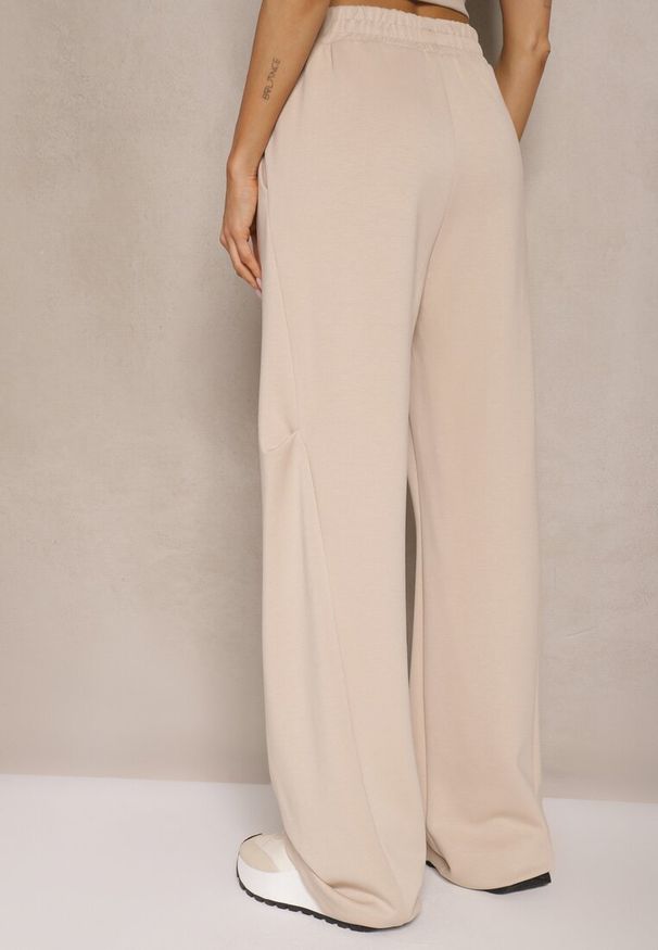 Renee - Beżowe Spodnie o Szerokim Kroju High Waist z Gumką w Pasie Belobira. Okazja: na co dzień. Stan: podwyższony. Kolor: beżowy. Długość: długie. Styl: casual, elegancki, wizytowy