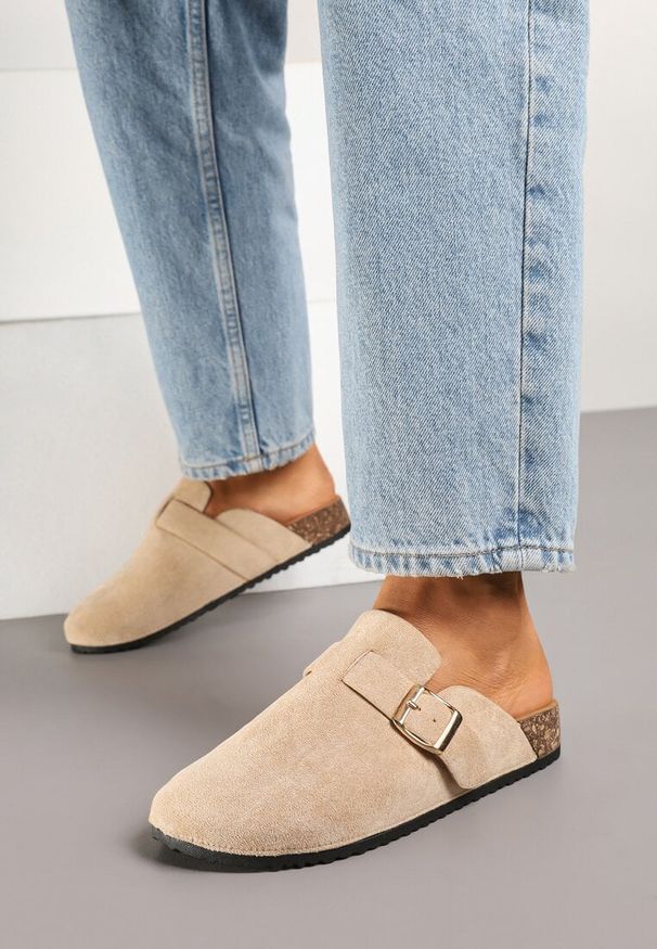 Renee - Beżowe Klapki Ozdobione Klamrą na Pasku Zelevelis. Okazja: na co dzień. Kolor: beżowy. Materiał: jeans. Wzór: aplikacja. Obcas: na obcasie. Styl: elegancki, casual. Wysokość obcasa: niski