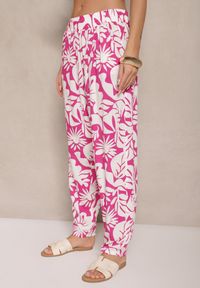 Renee - Fuksjowe Spodnie z Wiskozy High Waist w Kwiatowy Wzór Niliannea. Okazja: na co dzień. Stan: podwyższony. Kolor: różowy. Materiał: wiskoza. Wzór: kwiaty. Styl: elegancki, casual