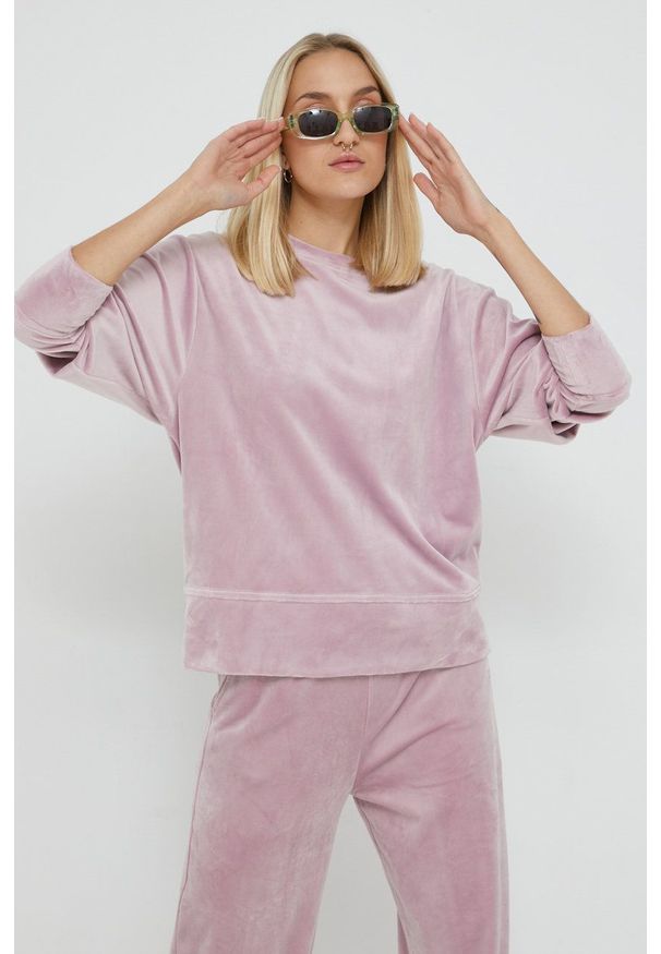 Fila bluza damska kolor różowy gładka. Kolor: różowy. Materiał: welur. Długość rękawa: długi rękaw. Długość: długie. Wzór: gładki