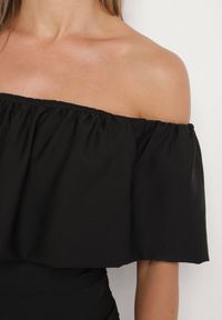 Born2be - Czarna Dopasowana Sukienka Koktajlowa Hiszpanka Vices Awilisa. Typ kołnierza: dekolt hiszpanka. Kolor: czarny. Sezon: lato. Styl: wizytowy