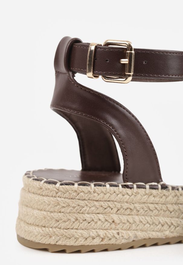 Born2be - Ciemnobrązowe Sandały VICES na Grubej Podeszwie z Plecionki z Paskiem Wokół Kostki Doria. Zapięcie: pasek. Kolor: brązowy. Materiał: jeans. Sezon: lato