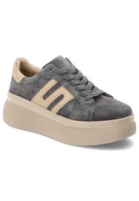 Sneakersy damskie Filippo, wykonane ze skóry naturalnej i skóry zamszowej sznurowane na wysokiej platformie, szare, DP7175/26 GR. Okazja: na co dzień. Kolor: szary. Materiał: skóra, zamsz. Szerokość cholewki: normalna. Obcas: na platformie. Styl: casual, klasyczny, elegancki #1