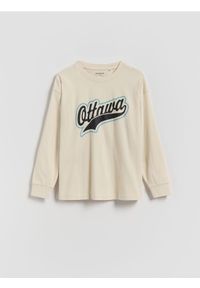 Reserved - Bawełniany longsleeve - kremowy. Kolor: kremowy. Materiał: bawełna. Długość rękawa: długi rękaw