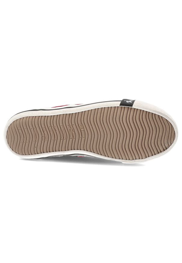 Czerwone Trampki Mustang Płaskie Obuwie Unisex. Okazja: na co dzień. Zapięcie: pasek. Kolor: czerwony. Materiał: guma, jeans, materiał. Sezon: lato. Styl: klasyczny, casual, elegancki