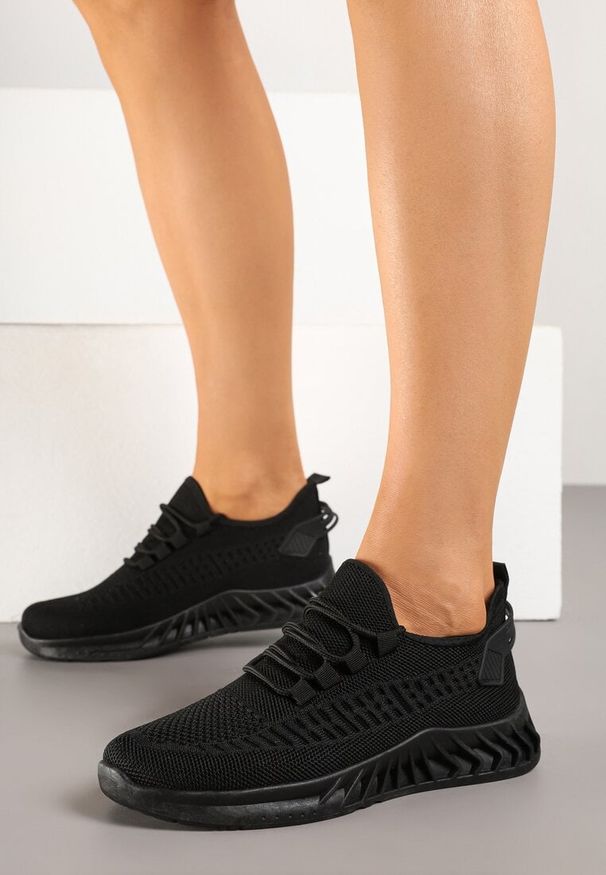 Renee - Czarne Siateczkowe Buty Sportowe Sneakersy na Podeszwie z Tłoczeniami Finloti. Okazja: na co dzień. Kolor: czarny. Materiał: jeans. Wzór: aplikacja